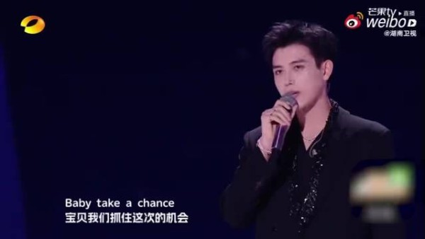 陈飞宇演唱《爱》嗓音温暖深情动人
