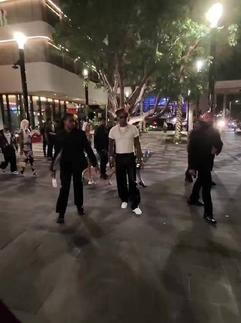 当 Future 看到粉丝拿着 Playboi Carti 的专辑让他签名时