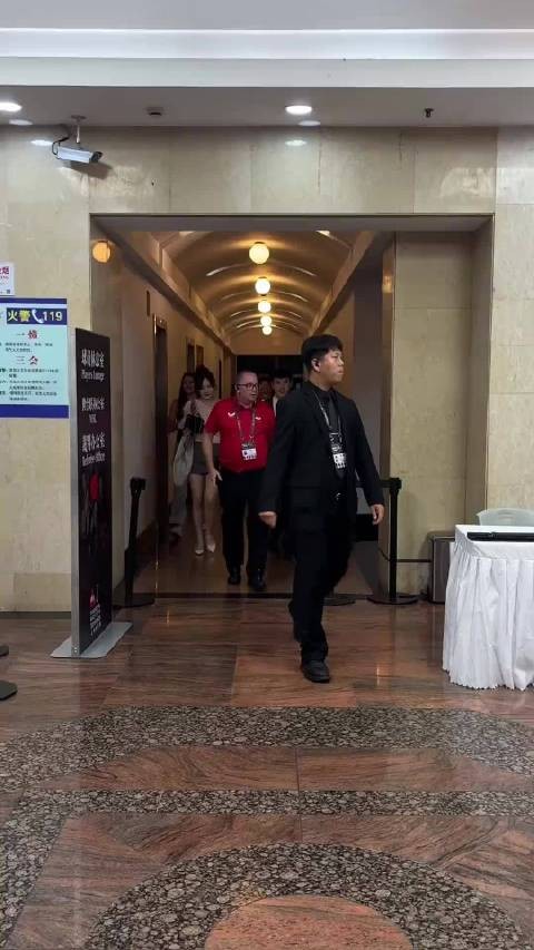 赵心童赛后携手女友,郎才女貌