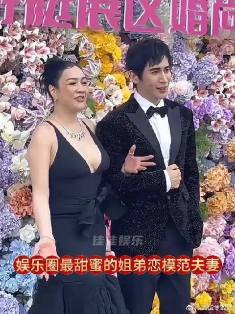钟丽缇张伦硕同框出席活动，相差12岁姐弟恋甜蜜