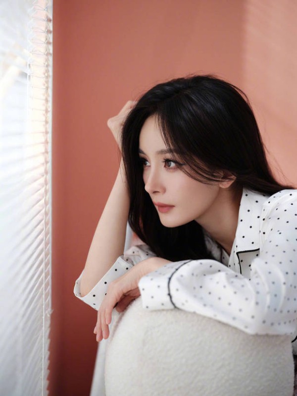 杨幂手搭额头，侧颜精致。