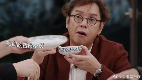 玲花吃饭突然唱《最炫民族风》,廖永昌跟着节奏摇摆!