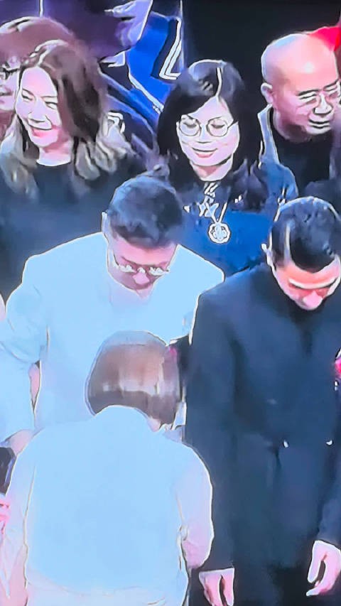 苗侨伟带妻子戚美珍参加活动，刘德华 古天乐同框