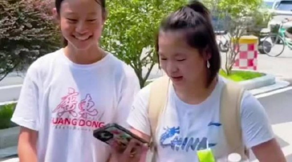 全红婵与郑好好合影后匆匆离开,谢思埸陈艾森远处等候