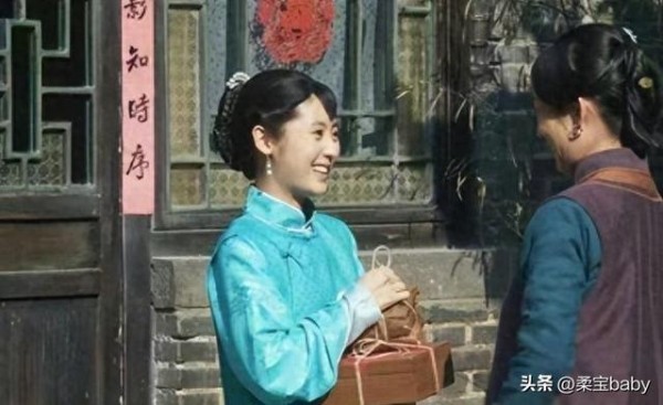 她9岁入伍15岁进央视因不会英语得罪佟大为，今凭《生万物》逆袭