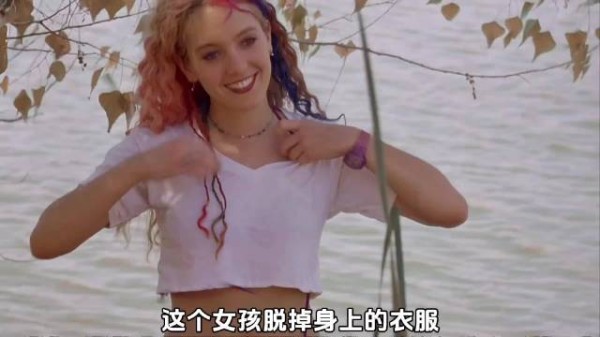 这个女孩脱掉身上的衣服 ，十分妩媚的躺进河里洗澡