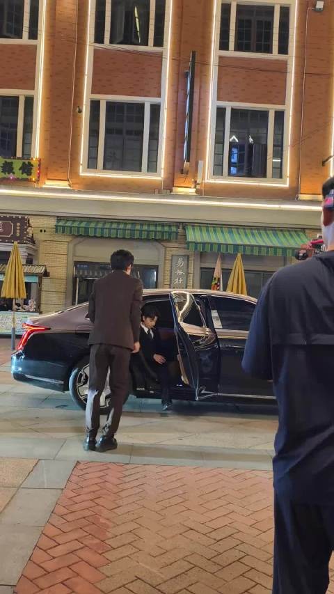 花絮更搞笑 “少爷您真棒，自己竟然会下车”