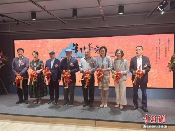 香港知名填词人邓伟雄书画展在港开幕