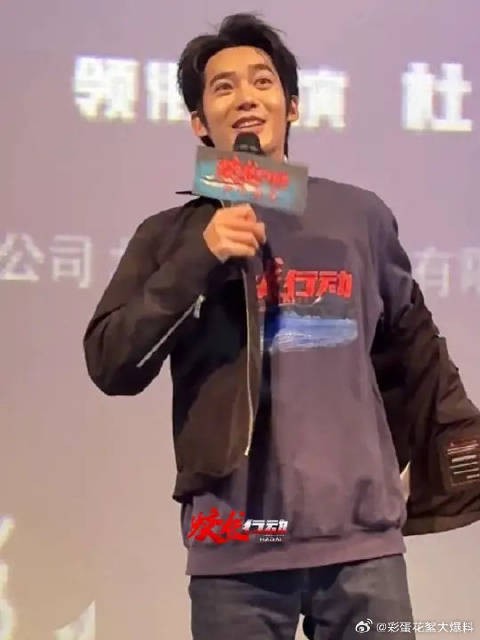 于适现场脱衣展示武术,1秒拔枪你的“骁”来了