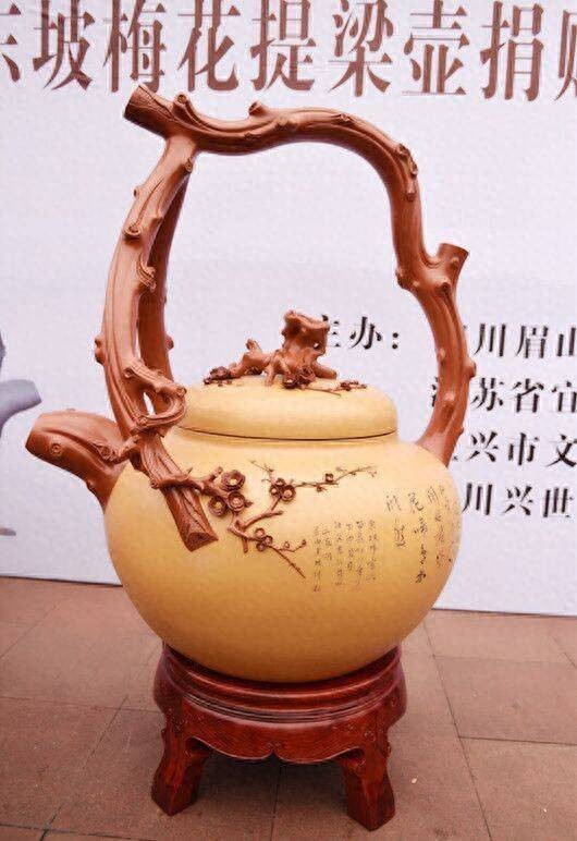 给东坡祝寿 江苏友人送来国内最大“东坡提梁壶 ”