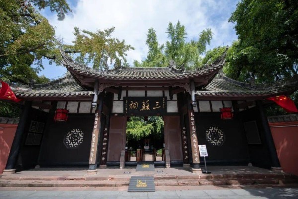 苏东坡的传记俯拾皆是，这一部重点解码他的仕宦人生