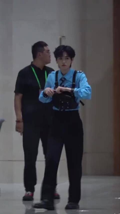 宋亚轩王牌路透制服造型曝光，生图展现少年感