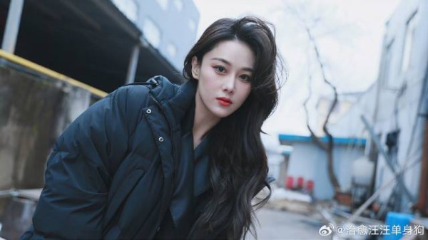 张馨予何捷街头散步被偶遇,两人穿搭休闲低调,互动氛围超恩爱