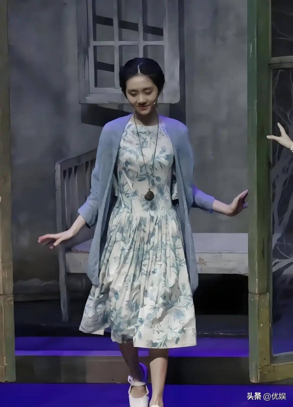 黄多多与何炅出演话剧！19岁的她已经脱去了“稚气”，比孙莉还美