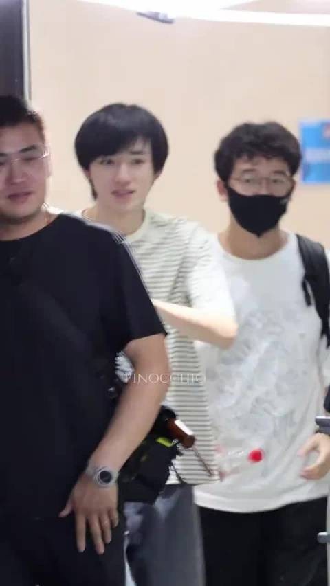 宋亚轩清晨素颜出镜,蓬蓬头碎发尽显少年感
