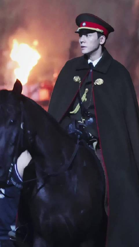 张启山制服披风造型骑马,下马摘帽子太有气势了,九门路透
