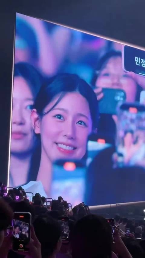 赵美延惊喜现身aespa演唱会 好淡的妆容，越素越美丽