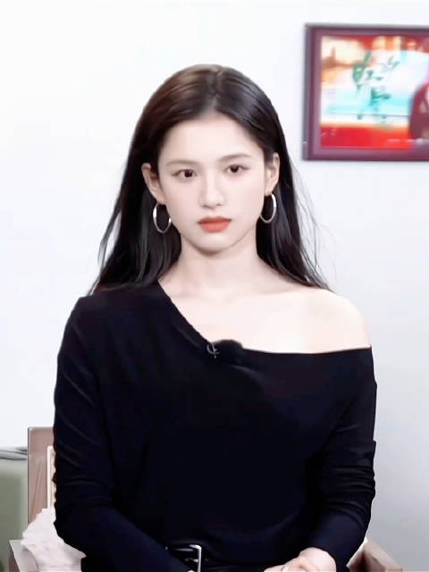 张婧仪斜肩造型神似TVB黄金时代花旦