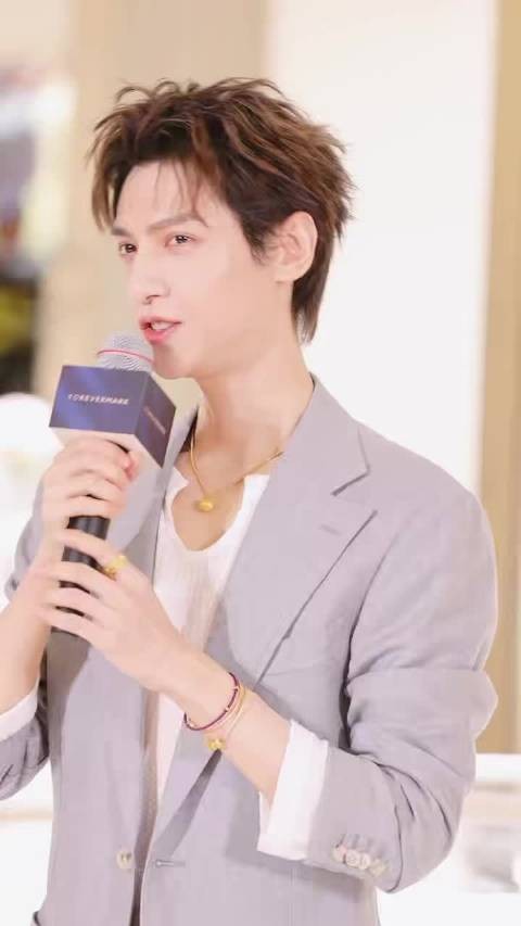 罗云熙亮相上海时尚品牌快闪活动,演绎璀璨美钻贵气
