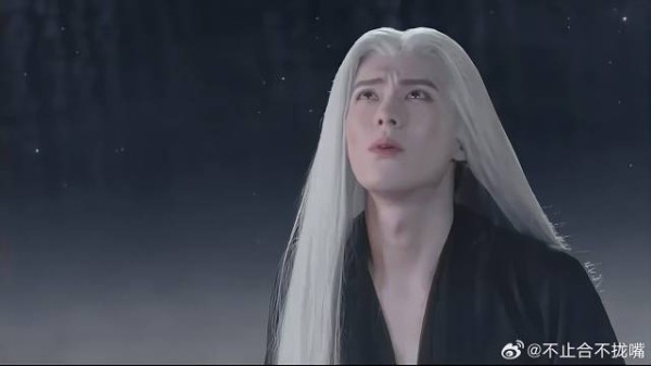 东方青苍为夺回身体,强行与小兰花亲吻,结果被击飞
