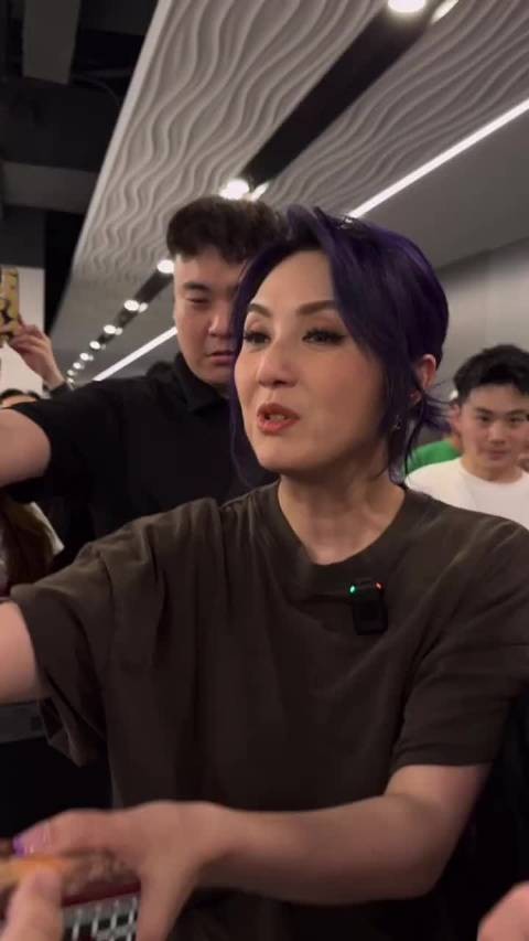 粉丝偶遇杨千嬅扫楼获亲签