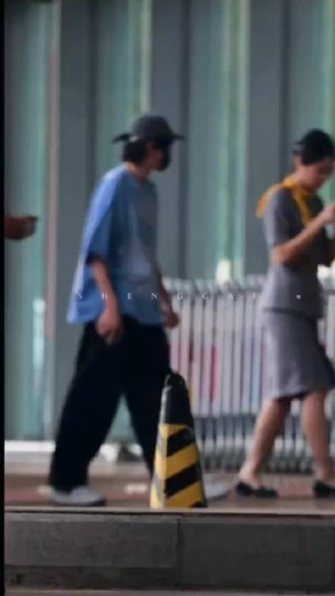 宋亚轩飞抵成都参与敬山水剧本围读，搭档李庚希
