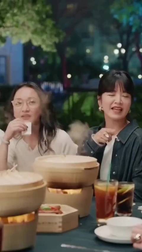 单依纯望着周迅发呆,各唱半首《亲密爱人》