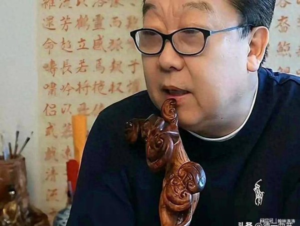 无视他的存在、郭德纲回应郑健，微笑而过。