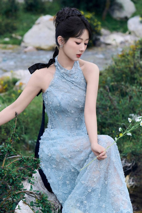 杨紫微微低头，姿态优雅。