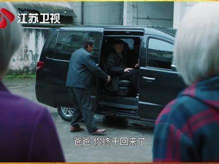 当高龄妻子得知丈夫失去双腿的那一刻!默默无闻张富清 隐功埋名是功勋底色