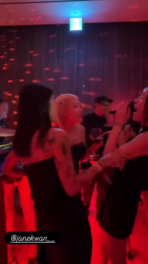 金智秀朴彩英出席首尔天堂艺术之夜，两位美女穿高跟鞋的状态怎么样？