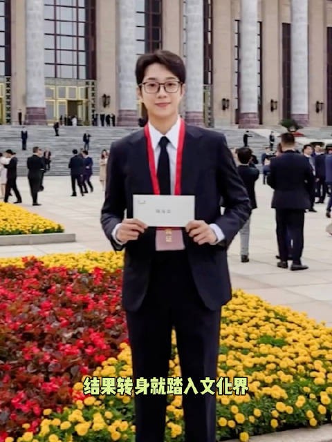 看到受邀参加阅兵的赖冠霖,这是真的红的没边了赖冠霖