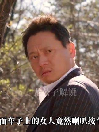 只因女子轻按了一下喇叭,竟令男子勃然大怒,并给她强行灌下了营养液