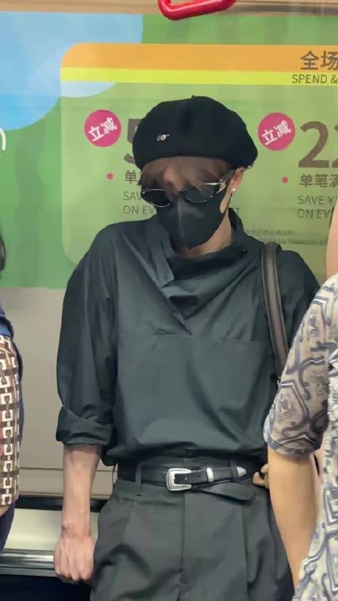 檀健次香港达到路透️,手动扒开车窗和粉丝打招呼的健次 期待明天活动