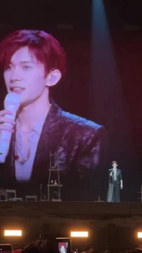 易烊千玺演唱会哽咽演唱引粉丝泪目