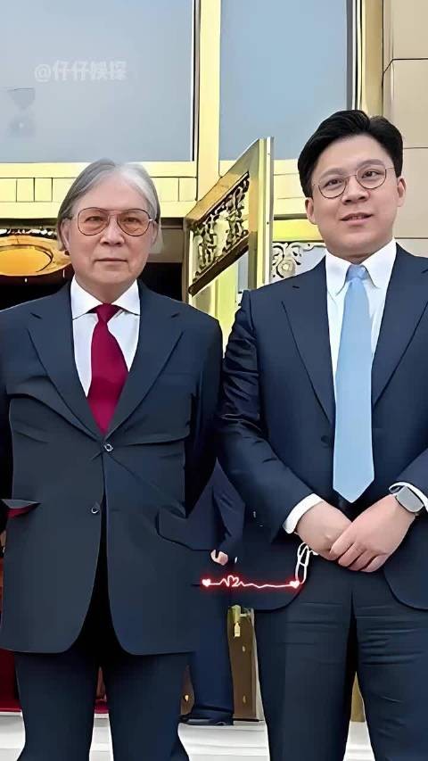 明明霍震霆有三个儿子,为何只带两个儿子观礼?了解内情才懂霍家的世代传承