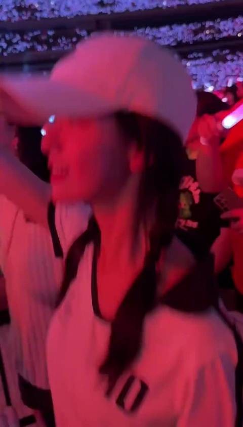 陈都灵片场休息状态轻松获赞