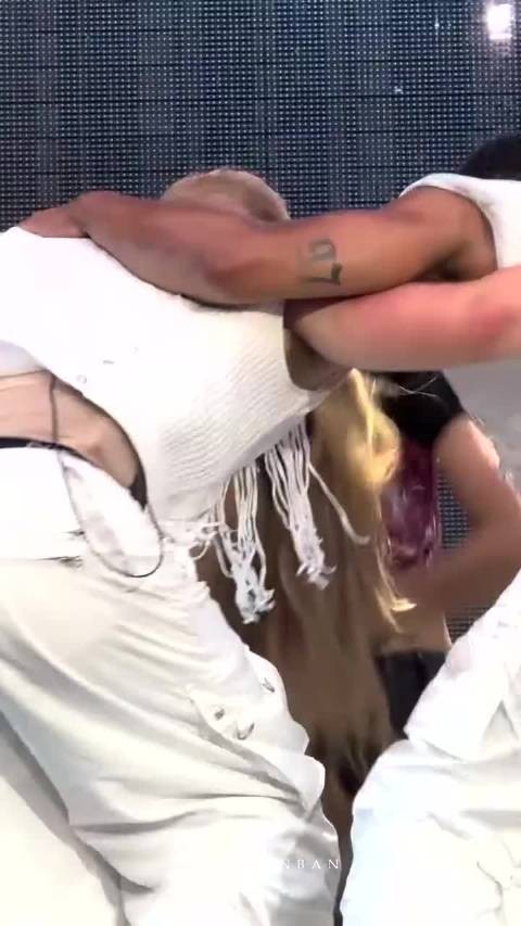 Lisa裤子上的中文似乎不是什么好话吧，说的肯定不是她自己，难道是在内涵谁？