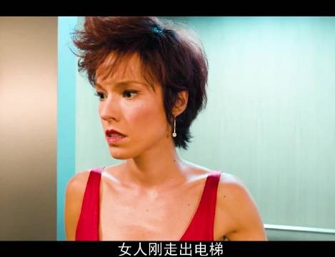 女孩裙子被电梯夹住城市猎人