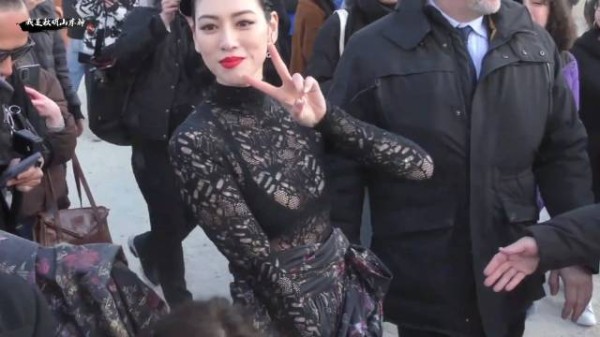 日本顶尖超模三吉彩花出席代言品牌活动,这件黑色透视装真的养眼