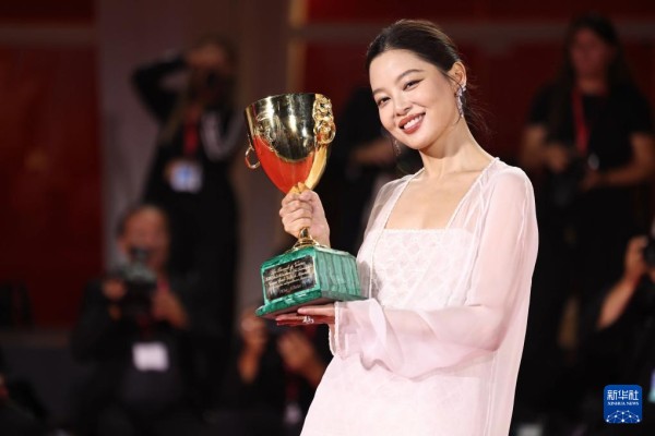 9月6日，在意大利威尼斯，辛芷蕾夺得第82届威尼斯电影节最佳女演员奖。新华社记者 李京 摄