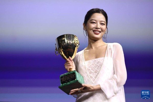 9月6日，在意大利威尼斯，辛芷蕾夺得第82届威尼斯电影节最佳女演员奖。新华社记者 李京 摄