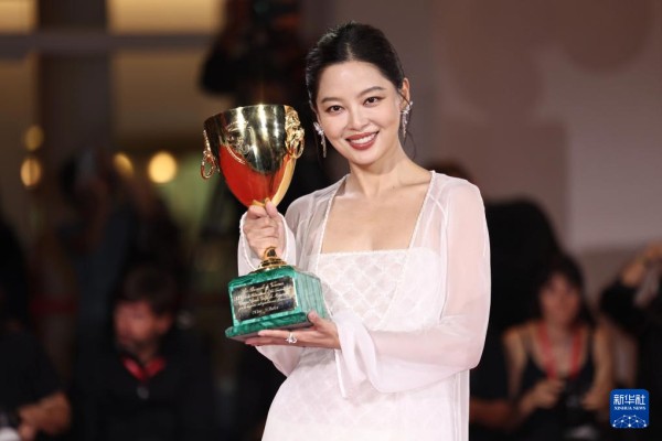 9月6日，在意大利威尼斯，辛芷蕾夺得第82届威尼斯电影节最佳女演员奖。新华社记者 李京 摄