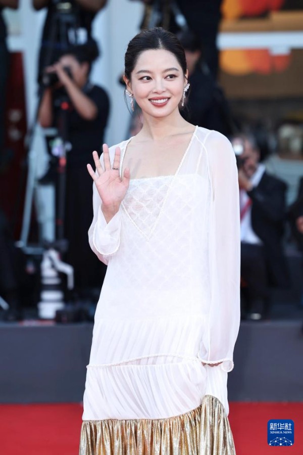 9月6日，在意大利威尼斯，辛芷蕾夺得第82届威尼斯电影节最佳女演员奖。新华社记者 李京 摄