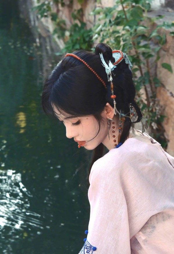 搜狐娱乐讯 9月6日，鞠婧祎在社交平台分享自己的剧组拍摄花絮，照片里的她穿粉色古装襦裙，俏皮活泼。