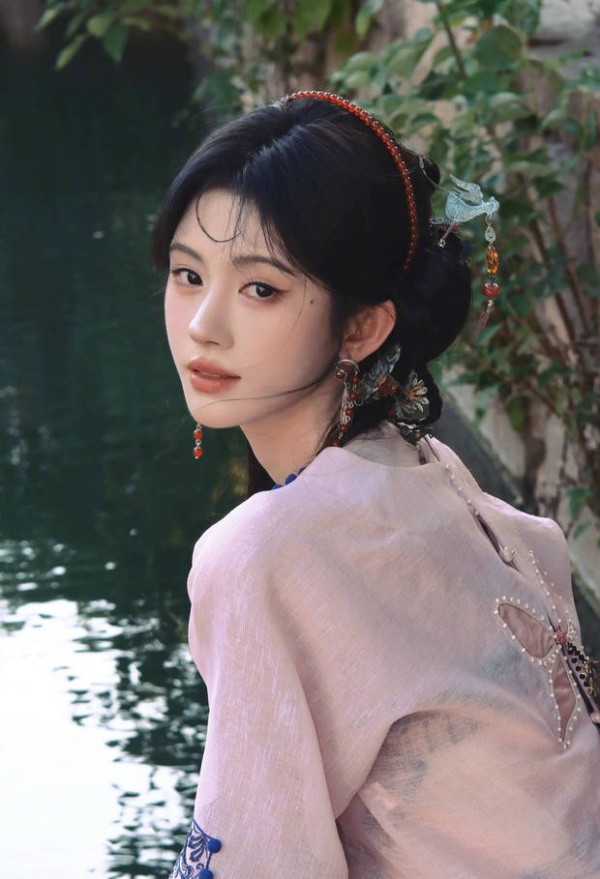 鞠婧祎回眸，宛如画中女郎。