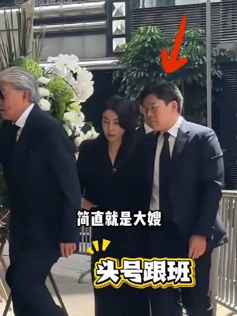 霍启山亲近大嫂郭晶晶，霍震霆眼神显认可