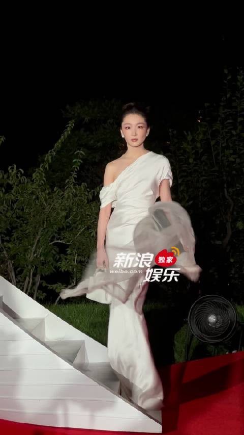 白纱被风吹起，像是长出了翅膀！
