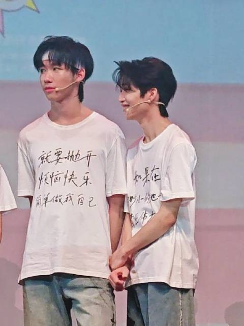 循环了很多遍,也没看出来说的是什么,反正甜甜的 .