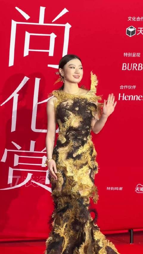 单依纯走红毯没憋住笑哈哈哈
